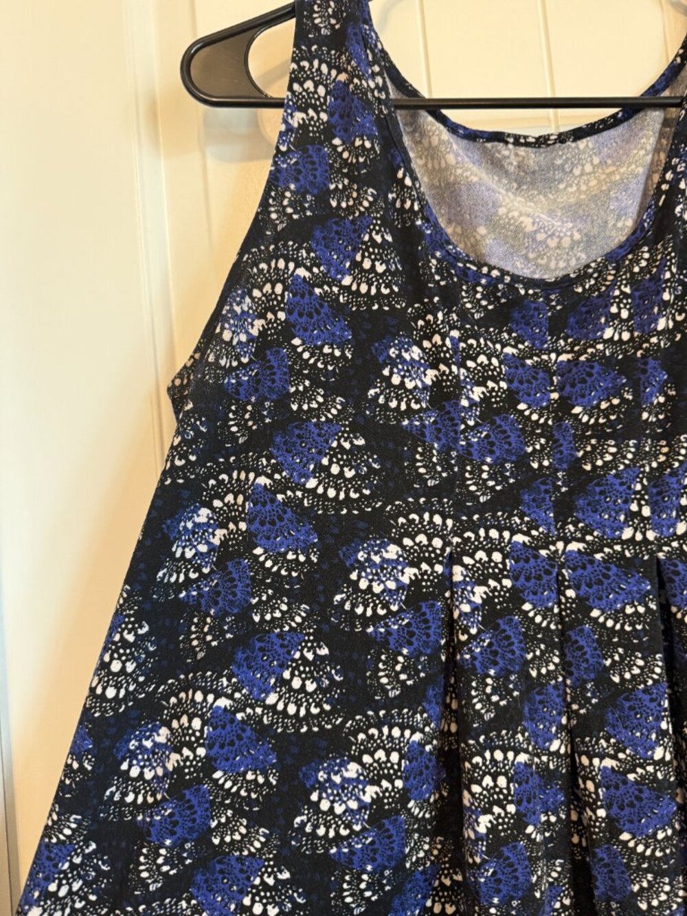 Sleeveless scoop neck midi dress, a beautiful blue and black lace-style. - Picture 2 of 4